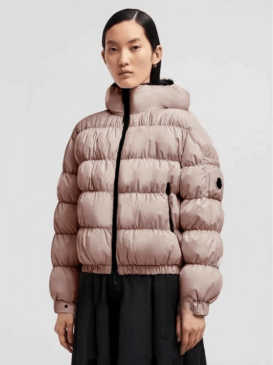 Les doudounes manteau Moncler Femme, ainsi que les Moncler Femme, incarnent un style et un raffinement incomparables. Au meilleur prix