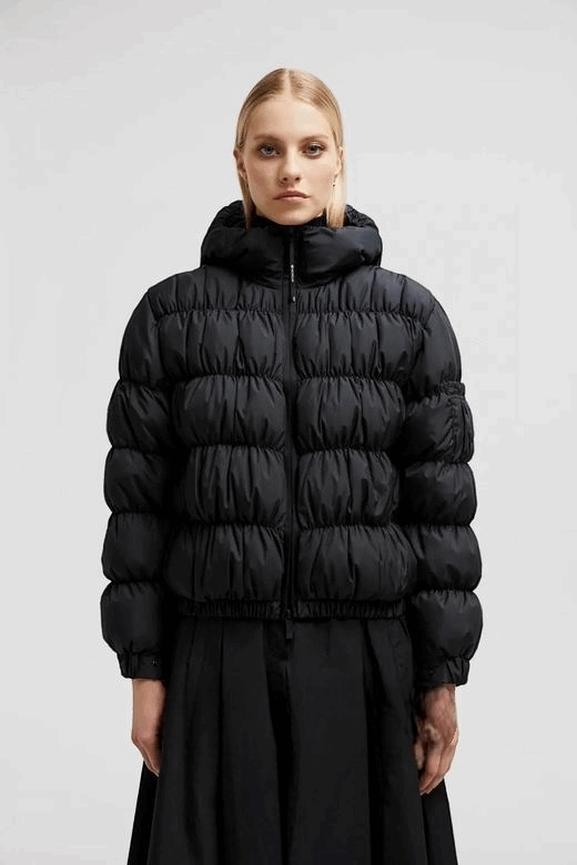 Les doudounes manteau Moncler Femme, ainsi que les Moncler Femme, incarnent un style et un raffinement incomparables. Au meilleur prix