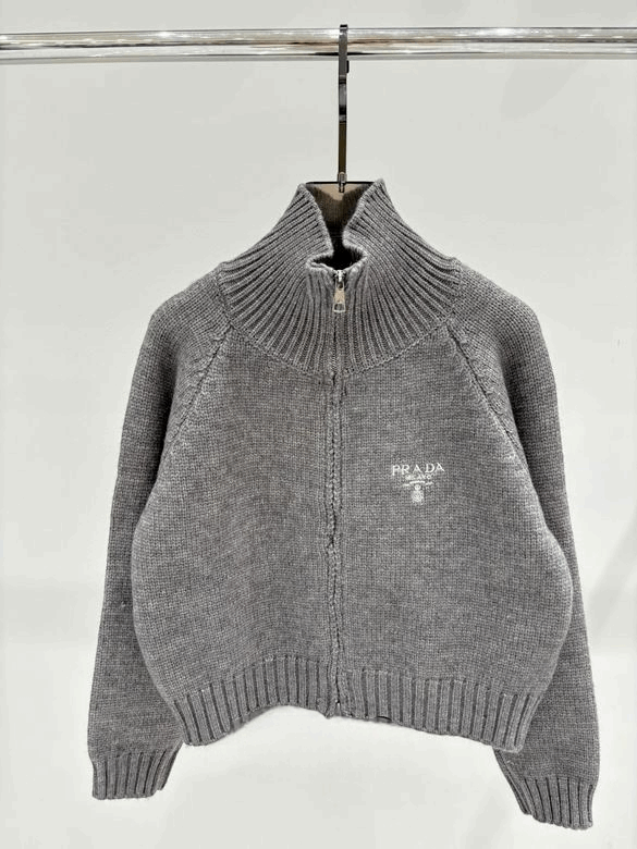 Les pulls Prada pour femme incarnent l’élégance italienne avec un mélange subtil de modernité et de sophistication. Au meilleur prix 