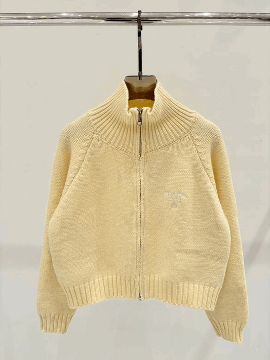 Les pulls Prada pour femme incarnent l’élégance italienne avec un mélange subtil de modernité et de sophistication. Au meilleur prix 