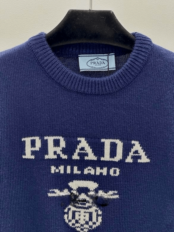 Les pulls Prada pour femme incarnent l’élégance italienne avec un mélange subtil de modernité et de sophistication. Au meilleur prix 