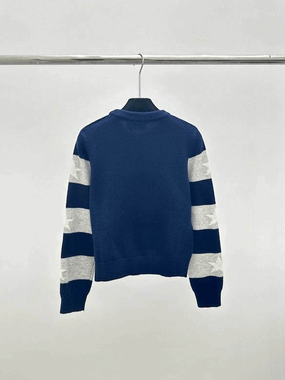 Les pulls Prada pour femme incarnent l’élégance italienne avec un mélange subtil de modernité et de sophistication. Au meilleur prix 