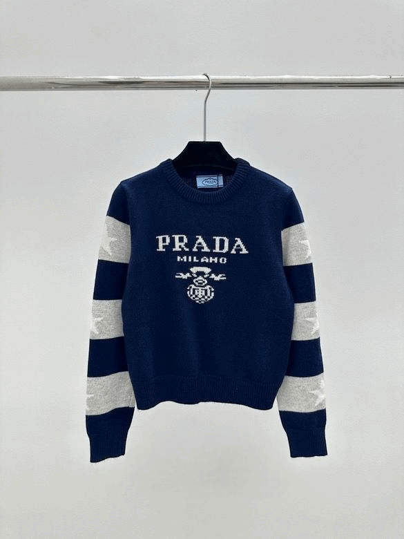Les pulls Prada pour femme incarnent l’élégance italienne avec un mélange subtil de modernité et de sophistication. Au meilleur prix 