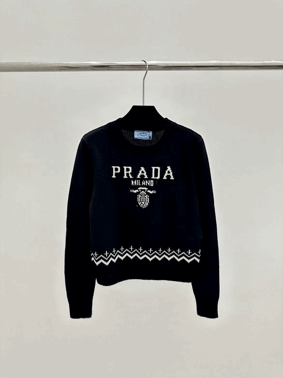Les pulls Prada pour femme incarnent l’élégance italienne avec un mélange subtil de modernité et de sophistication. Au meilleur prix 