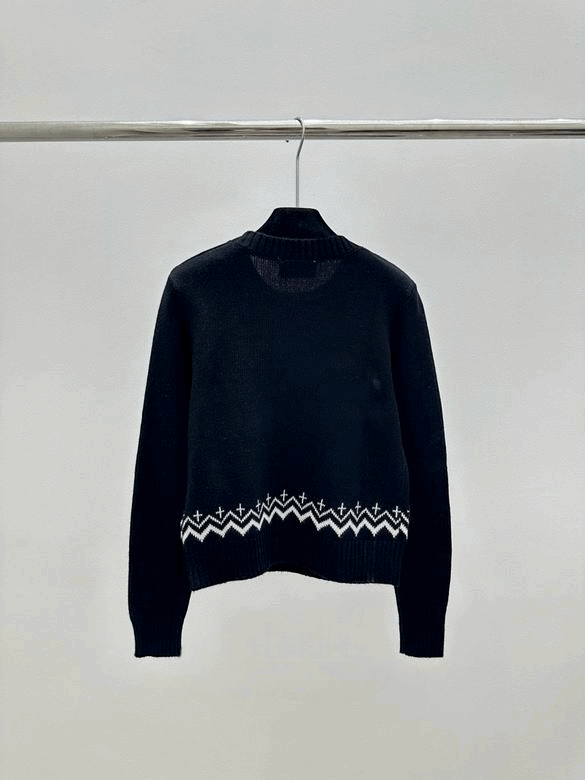 Les pulls Prada pour femme incarnent l’élégance italienne avec un mélange subtil de modernité et de sophistication. Au meilleur prix 
