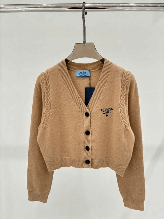 Les pulls Prada pour femme incarnent l’élégance italienne avec un mélange subtil de modernité et de sophistication. Au meilleur prix 