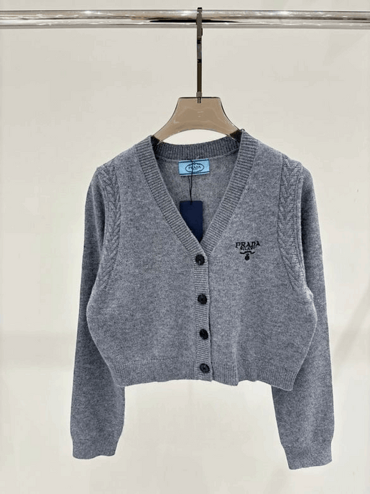 Les pulls Prada pour femme incarnent l’élégance italienne avec un mélange subtil de modernité et de sophistication.
