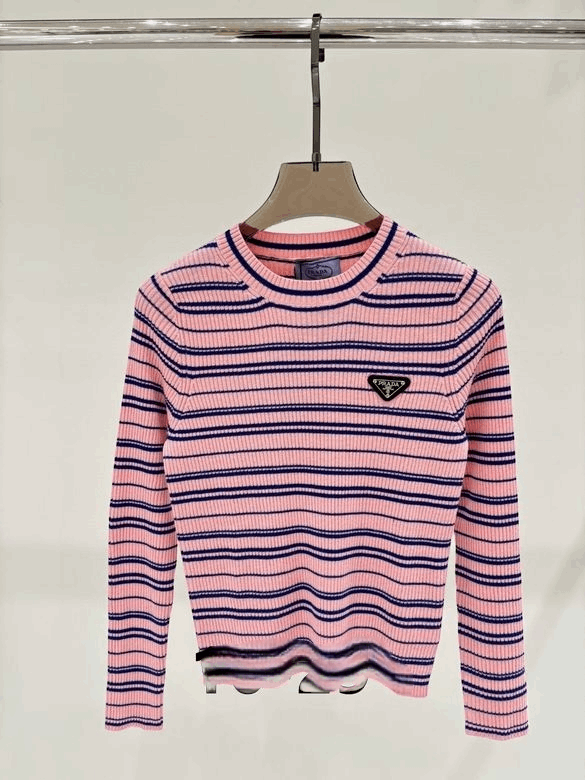 Les pulls Prada pour femme incarnent l’élégance italienne avec un mélange subtil de modernité et de sophistication. Au meilleur prix 