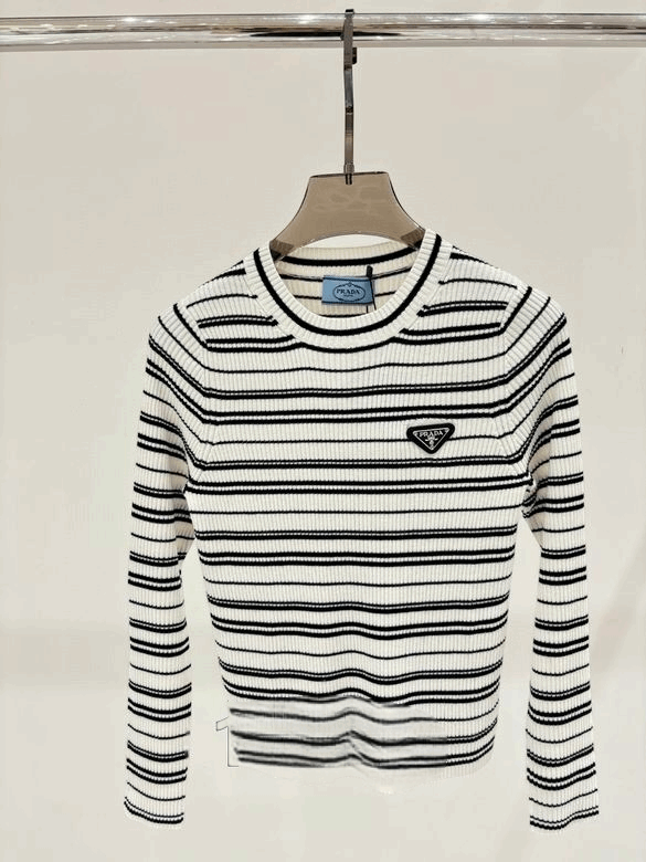 Les pulls Prada pour femme incarnent l’élégance italienne avec un mélange subtil de modernité et de sophistication. Au meilleur prix 