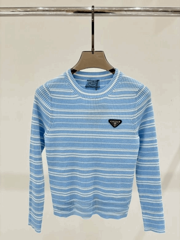 Les pulls Prada pour femme incarnent l’élégance italienne avec un mélange subtil de modernité et de sophistication. Au meilleur prix 