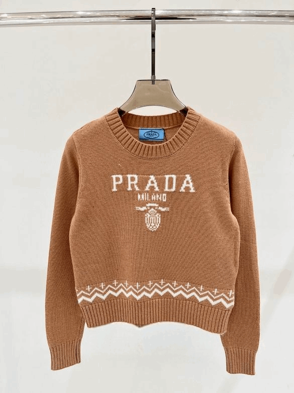 Les pulls Prada pour femme incarnent l’élégance italienne avec un mélange subtil de modernité et de sophistication. Au meilleur prix 