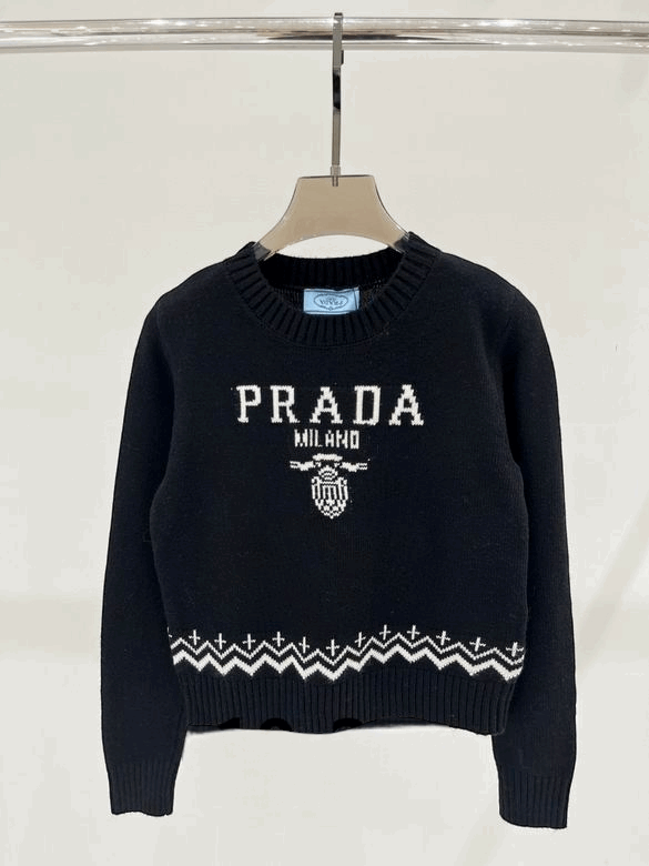 Les pulls Prada pour femme incarnent l’élégance italienne avec un mélange subtil de modernité et de sophistication. Au meilleur prix 