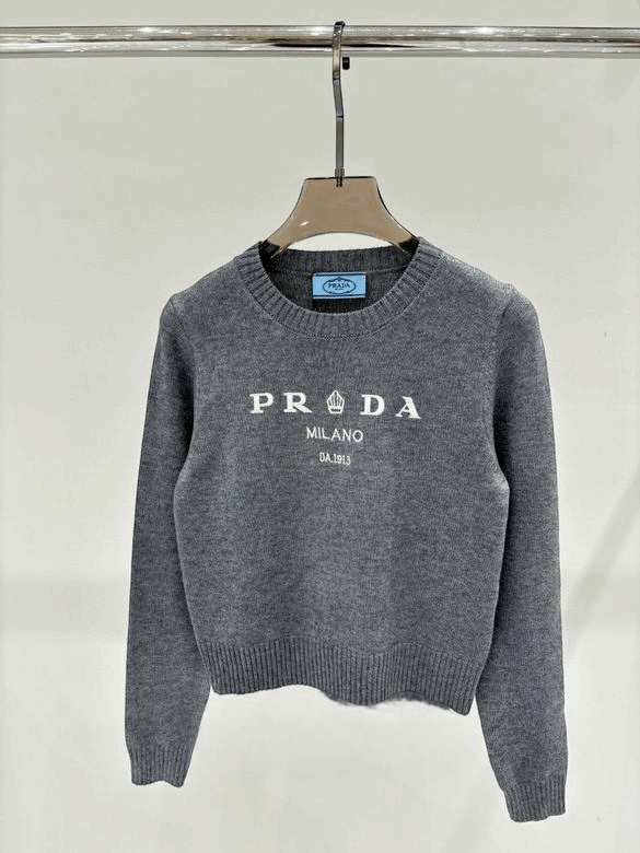 Les pulls Prada pour femme incarnent l’élégance italienne avec un mélange subtil de modernité et de sophistication. Au meilleur prix 