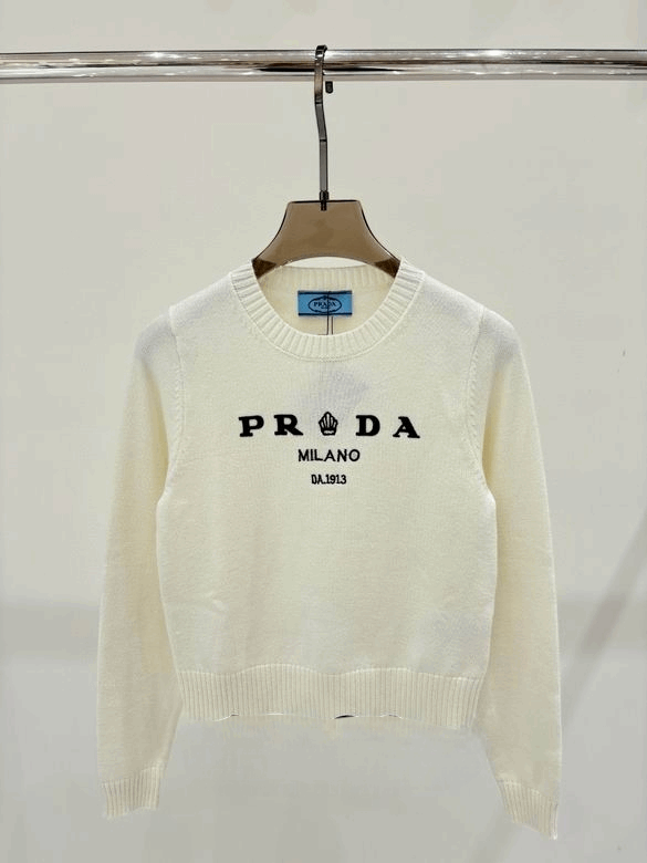 Les pulls Prada pour femme incarnent l’élégance italienne avec un mélange subtil de modernité et de sophistication. Au meilleur prix 