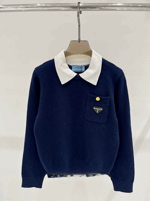 Les pulls Prada pour femme incarnent l’élégance italienne avec un mélange subtil de modernité et de sophistication. Au meilleur prix 