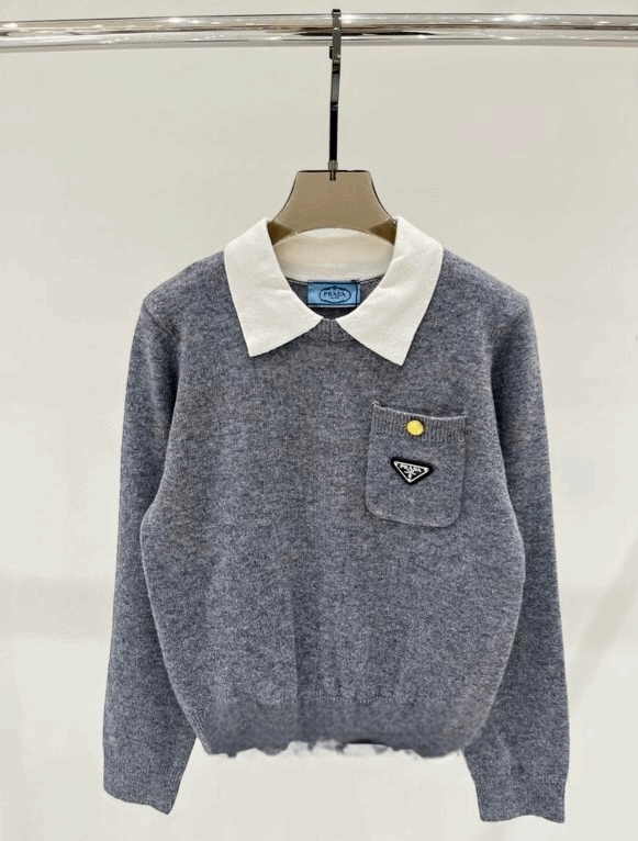 Les pulls Prada pour femme incarnent l’élégance italienne avec un mélange subtil de modernité et de sophistication.