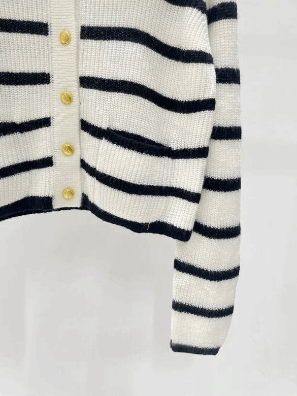 Les pulls Prada pour femme incarnent l’élégance italienne avec un mélange subtil de modernité et de sophistication. Au meilleur prix 