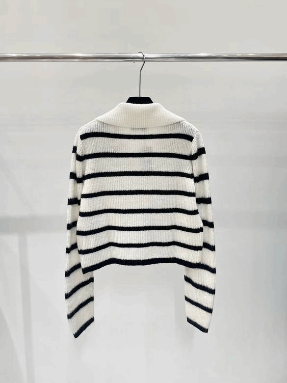 Les pulls Prada pour femme incarnent l’élégance italienne avec un mélange subtil de modernité et de sophistication. Au meilleur prix 