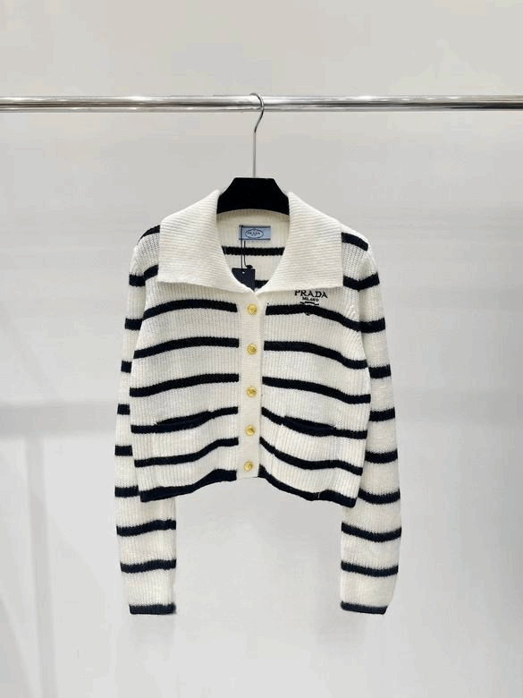 Les pulls Prada pour femme incarnent l’élégance italienne avec un mélange subtil de modernité et de sophistication. Au meilleur prix 