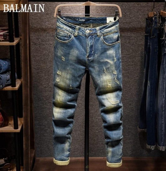 Les jeans Balmain pour homme allient sophistication et caractère, incarnant parfaitement l’ADN luxueux et avant-gardiste de la marque.