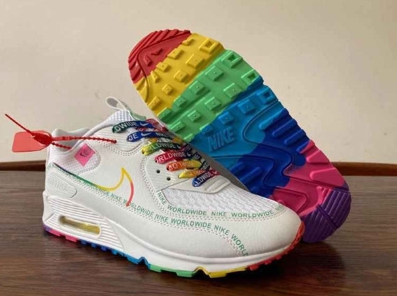 Les baskets Nike Air Max 90 Futura sont des pièces maîtresses de la mode.