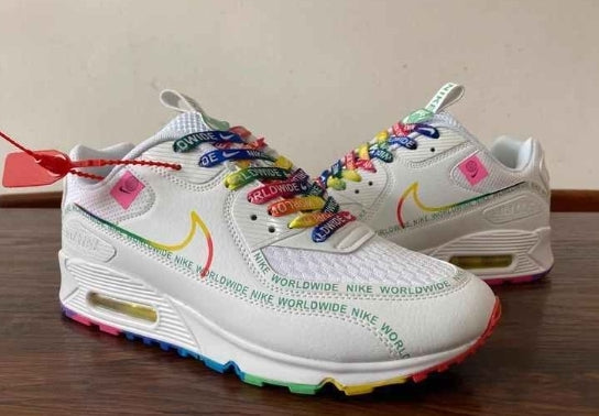 Les baskets Nike Air Max 90 Futura sont des pièces maîtresses de la mode.