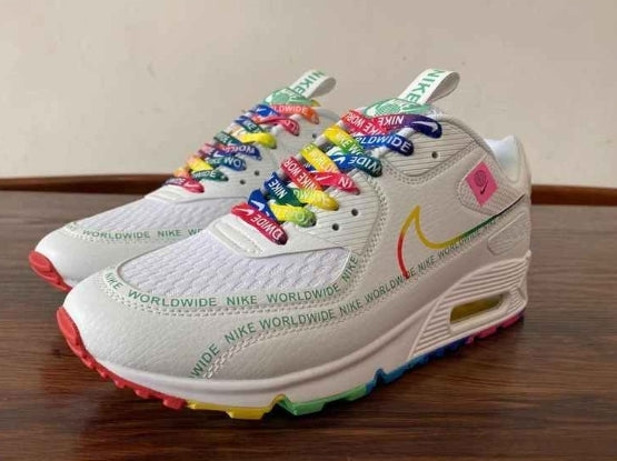 Les baskets Nike Air Max 90 Futura sont des pièces maîtresses de la mode.