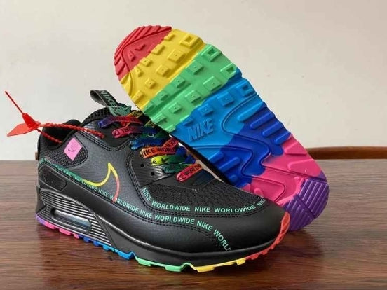 Les baskets Nike Air Max 90 Futura sont des pièces maîtresses de la mode.