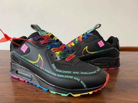 Les baskets Nike Air Max 90 Futura sont des pièces maîtresses de la mode.