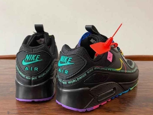 Les baskets Nike Air Max 90 Futura sont des pièces maîtresses de la mode.