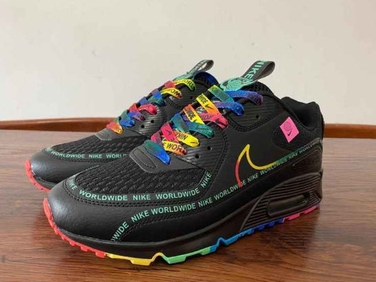 Les baskets Nike Air Max 90 Futura sont des pièces maîtresses de la mode.