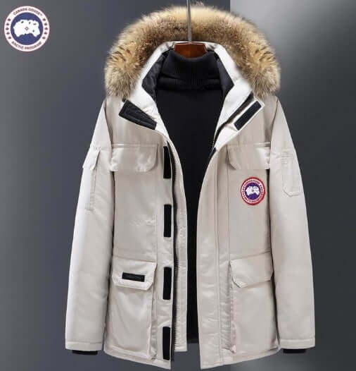 Résultat de l'évolution emblématique de la marque Canada Goose, la doudoune Canada Goose Parka Femme est un témoignage de l'engagement de Canada Goose à combiner style,