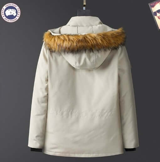 Résultat de l'évolution emblématique de la marque Canada Goose, la doudoune Canada Goose Parka Femme est un témoignage de l'engagement de Canada Goose à combiner style,