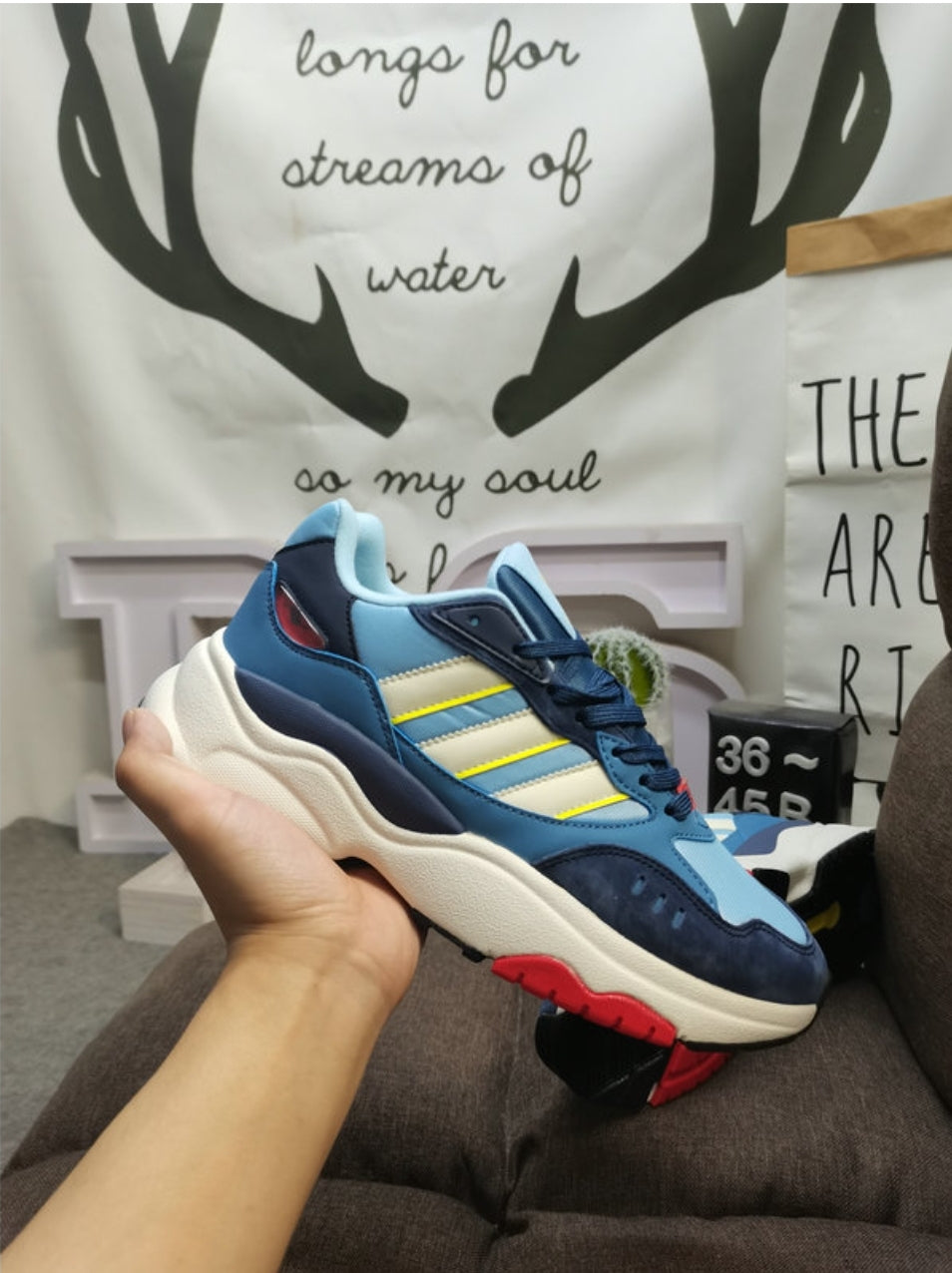 Premièrement: les baskets Adidas RETROPY F90 incarnent le mariage parfait entre style rétro et technologie moderne. Leur silhouette élégante et dynamique. combine un empeigne en mesh respirant avec des renforts en cuir pour un confort et une durabilité optimaux. 
