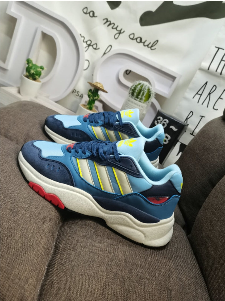 Premièrement: les baskets Adidas RETROPY F90 incarnent le mariage parfait entre style rétro et technologie moderne. Leur silhouette élégante et dynamique. combine un empeigne en mesh respirant avec des renforts en cuir pour un confort et une durabilité optimaux. 