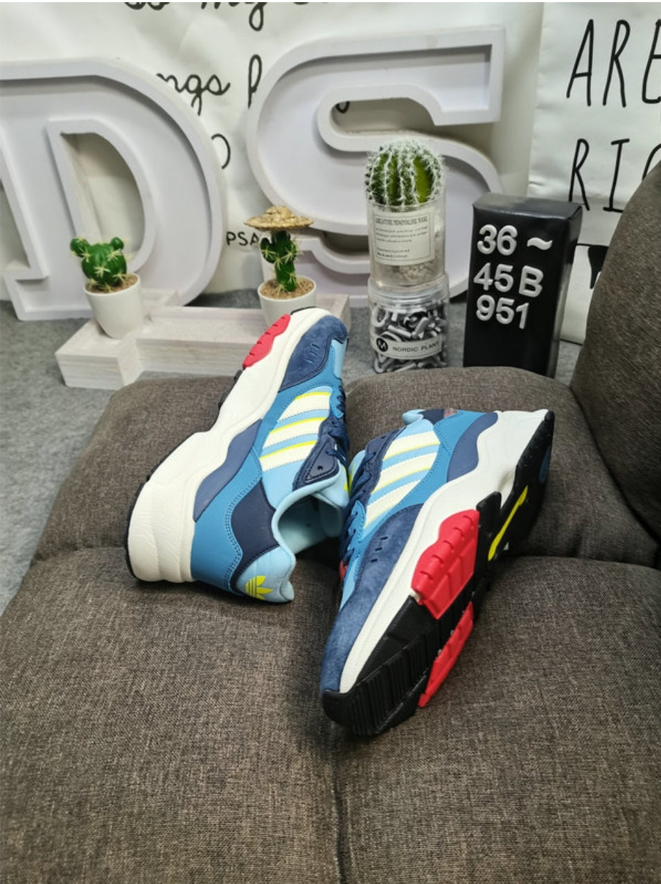Premièrement: les baskets Adidas RETROPY F90 incarnent le mariage parfait entre style rétro et technologie moderne. Leur silhouette élégante et dynamique. combine un empeigne en mesh respirant avec des renforts en cuir pour un confort et une durabilité optimaux. 