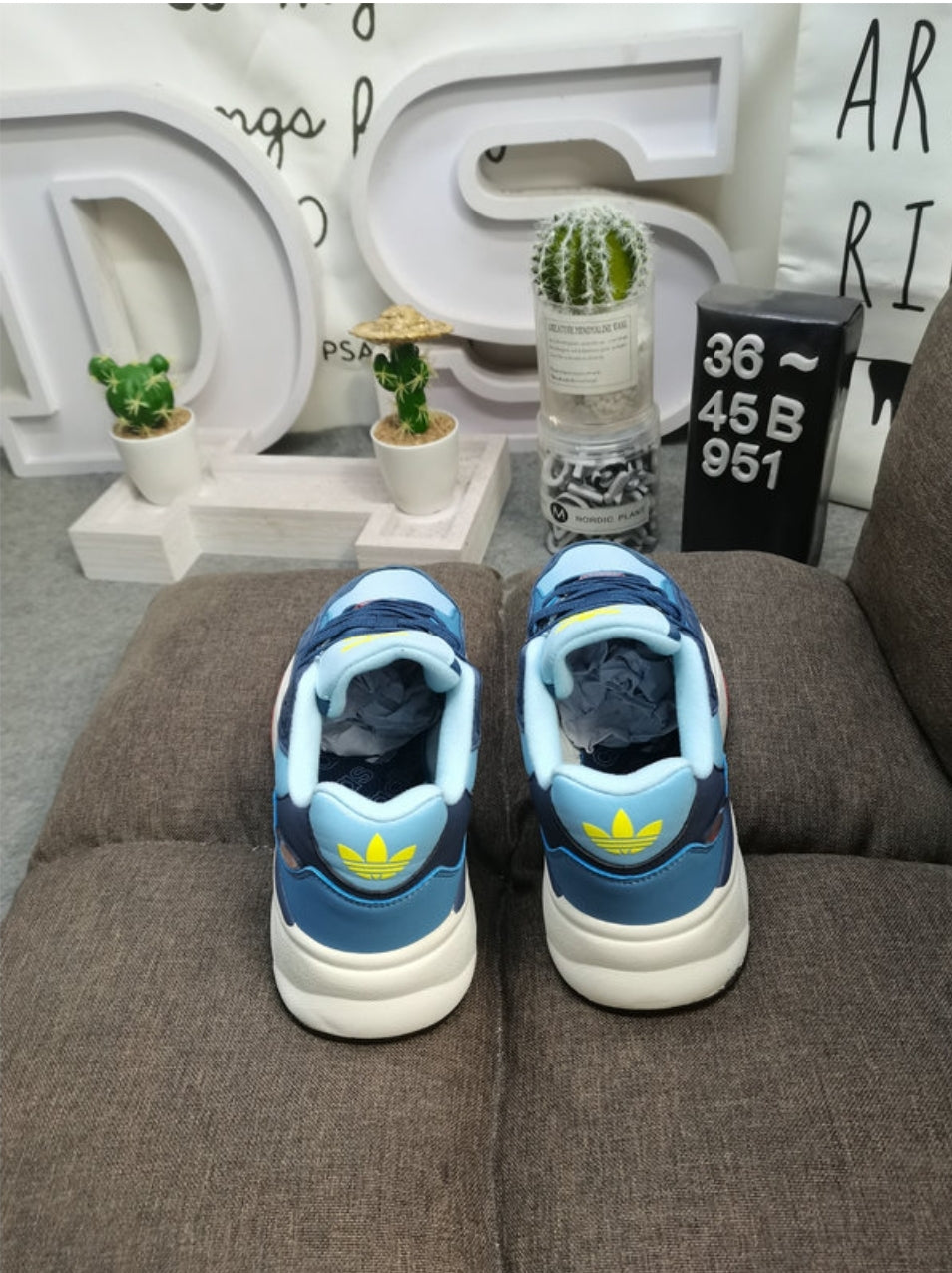 Premièrement: les baskets Adidas RETROPY F90 incarnent le mariage parfait entre style rétro et technologie moderne. Leur silhouette élégante et dynamique. combine un empeigne en mesh respirant avec des renforts en cuir pour un confort et une durabilité optimaux. 