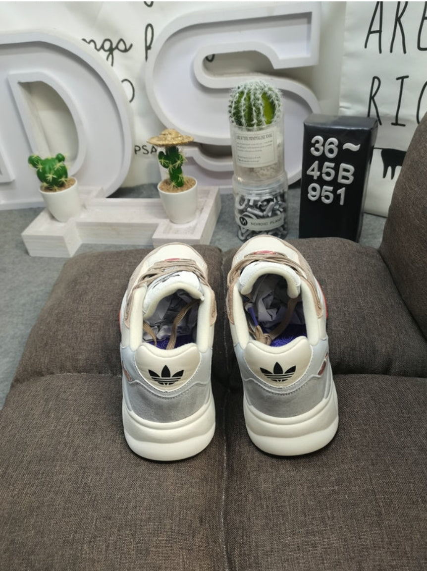 Premièrement: les baskets Adidas RETROPY F90 incarnent le mariage parfait entre style rétro et technologie moderne. voilLeur silhouette élégante et dynamique.
