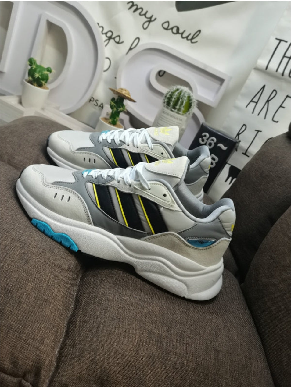 Premièrement: les baskets Adidas RETROPY F90 incarnent le mariage parfait entre style rétro et technologie moderne. voilLeur silhouette élégante.