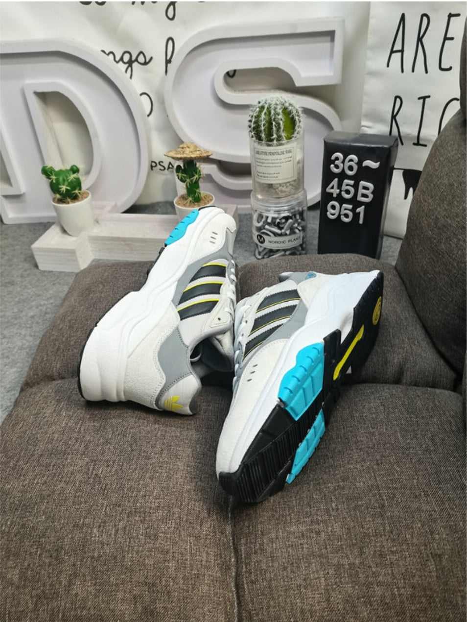 Premièrement: les baskets Adidas RETROPY F90 incarnent le mariage parfait entre style rétro et technologie moderne. voilLeur silhouette élégante.