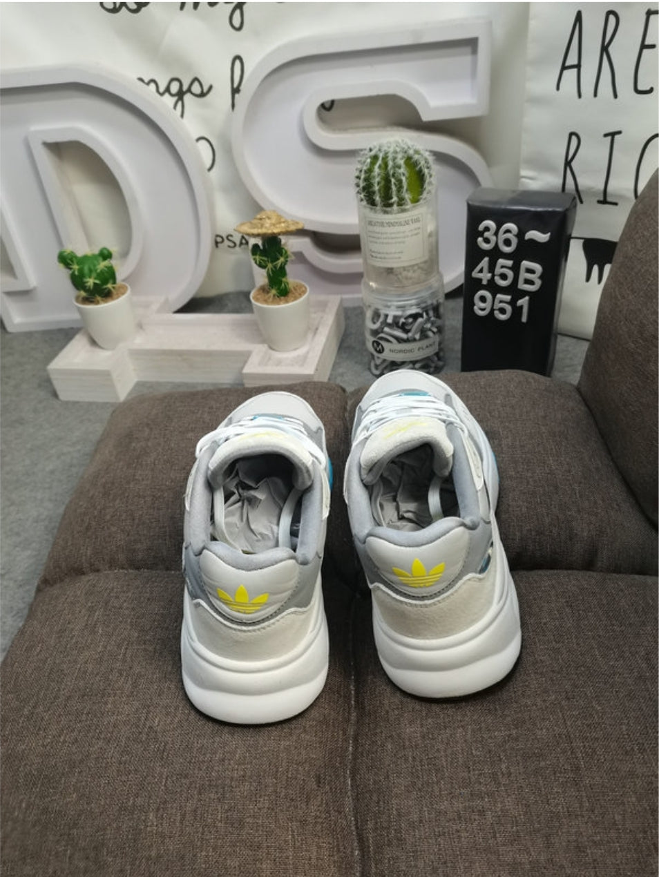 Premièrement: les baskets Adidas RETROPY F90 incarnent le mariage parfait entre style rétro et technologie moderne. voilLeur silhouette élégante.