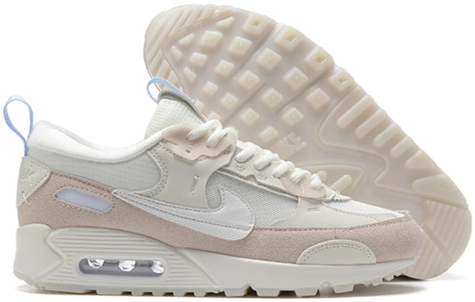 Les baskets Nike Air Max 90 sont synonymes de style emblématique et de confort absolu. Leur design intemporel et l'utilisation de matériaux de haute qualité en font un choix incontournable pour les amateurs de sneakers. 