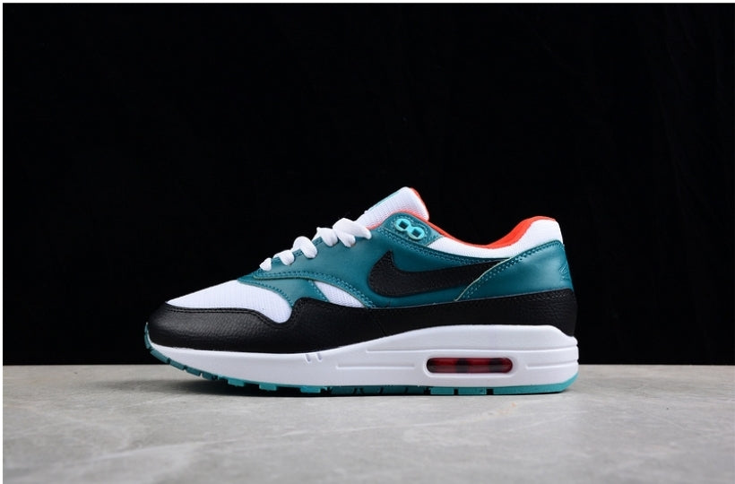 Les baskets Nike Air Max 1 sont iconiques pour leur style emblématique.retro incontournable pas cher. Le moins cher.exceptionnel 