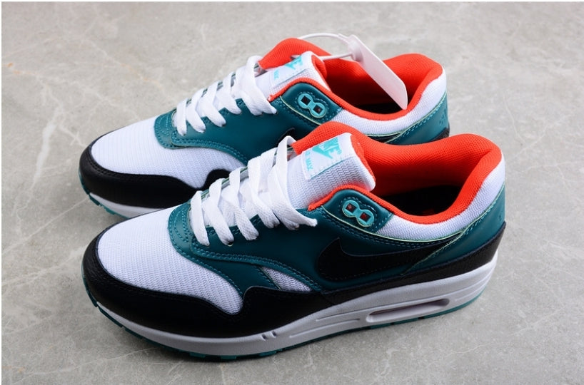 Les baskets Nike Air Max 1 sont iconiques pour leur style emblématique.retro incontournable pas cher. Le moins cher.exceptionnel 