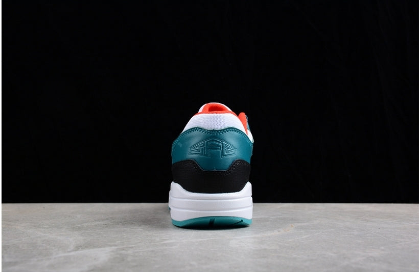 Les baskets Nike Air Max 1 sont iconiques pour leur style emblématique.retro incontournable pas cher. Le moins cher.exceptionnel 