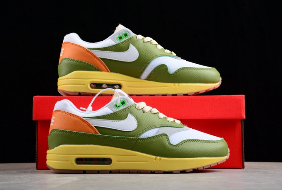Les baskets Nike Air Max 1 sont iconiques pour leur style emblématique.retro incontournable pas cher. Le moins cher.exceptionnel 