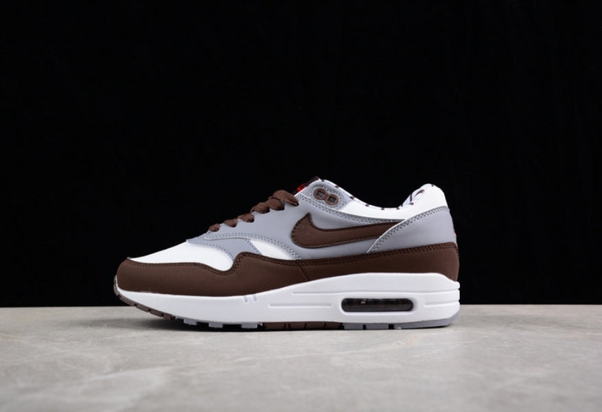 Les baskets Nike Air Max 1 sont iconiques pour leur style emblématique.retro incontournable pas cher. Le moins cher.exceptionnel 