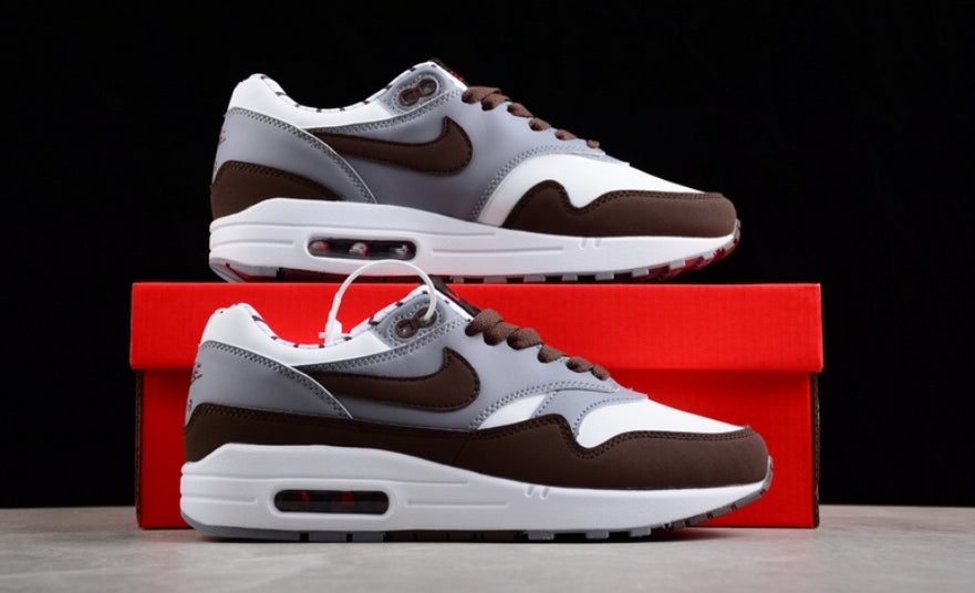 Les baskets Nike Air Max 1 sont iconiques pour leur style emblématique.retro incontournable pas cher. Le moins cher.exceptionnel 