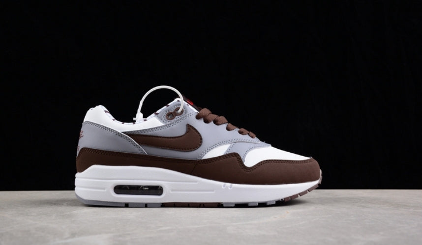 Les baskets Nike Air Max 1 sont iconiques pour leur style emblématique.retro incontournable pas cher. Le moins cher.exceptionnel 