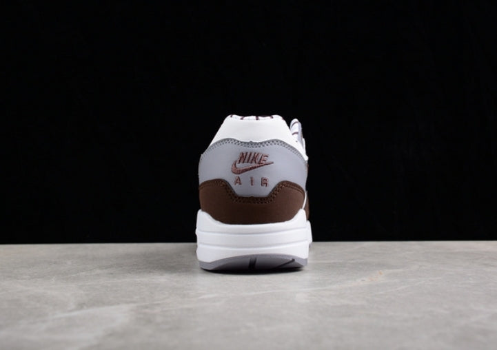 Les baskets Nike Air Max 1 sont iconiques pour leur style emblématique.retro incontournable pas cher. Le moins cher.exceptionnel 